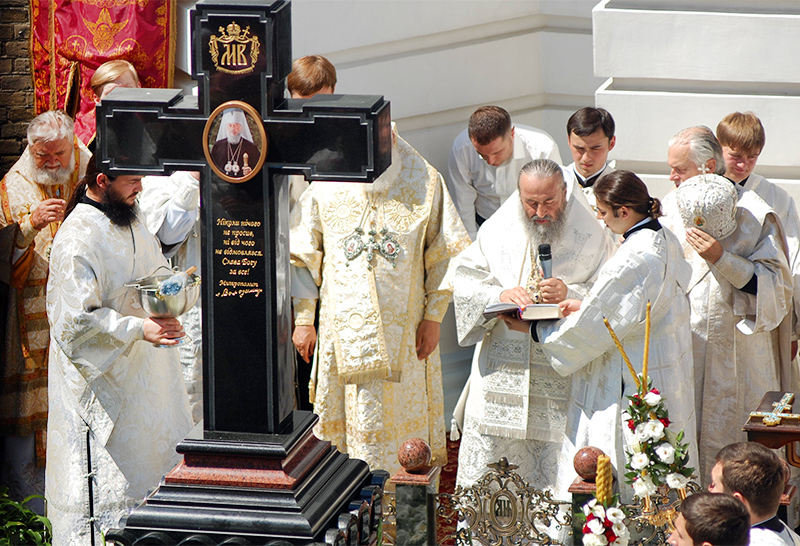 Освящен новый надгробный крест на могиле Блаженнейшего Митрополита Владимира