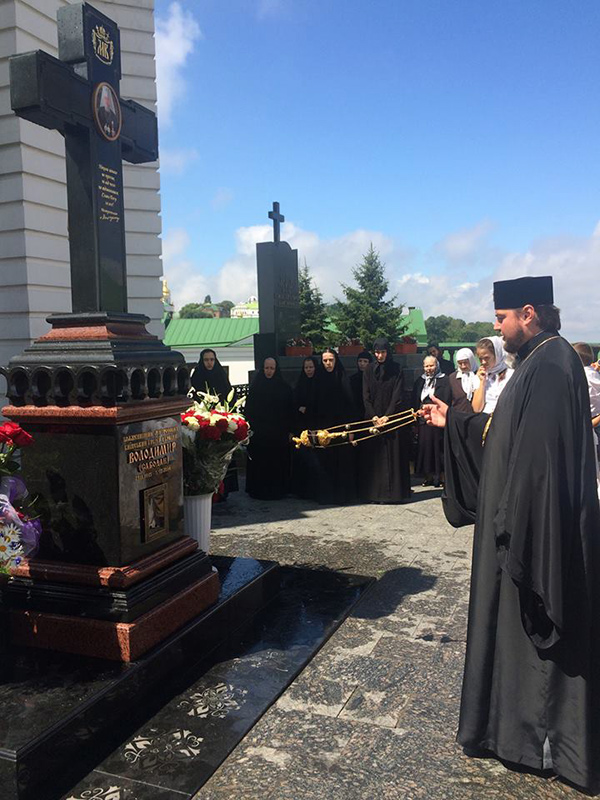 В день памяти небесного покровителя Блаженнейшего Митрополита Владимира на его могиле были отслужены заупокойные богослужения