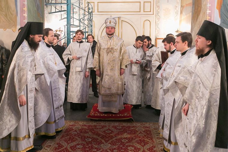 В день півріччя блаженної кончини Митрополита Володимира біля його могили було відслужене заупокійне богослужіння