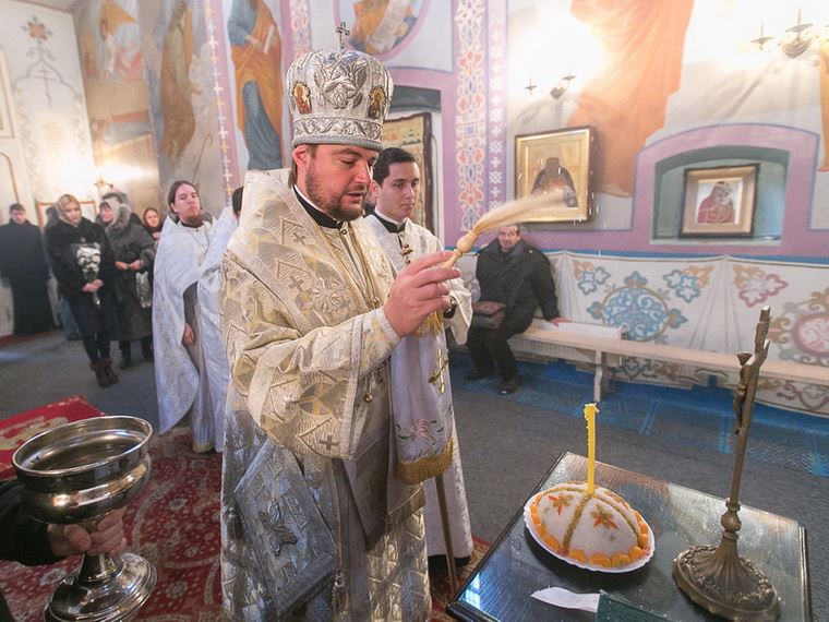 В день півріччя блаженної кончини Митрополита Володимира біля його могили було відслужене заупокійне богослужіння