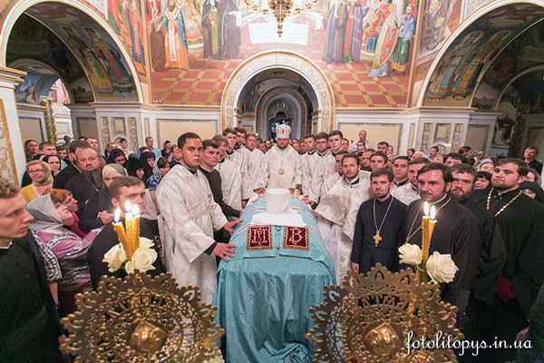В полночь молились за новопреставленного Блаженнейшего Митрополита Владимира
