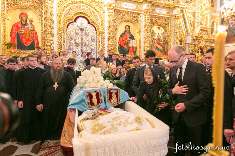 Духовенство и верующие  прощаются с телом Блаженнейшего Митрополита Владимира