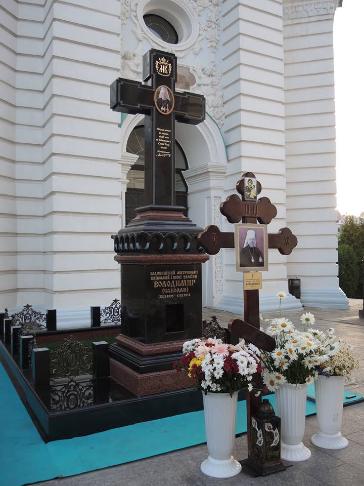 На могиле Блаженнейшого Митрополита Владимира установлен памятный крест