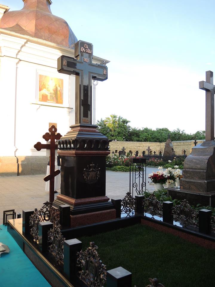 На могиле Блаженнейшого Митрополита Владимира установлен памятный крест
