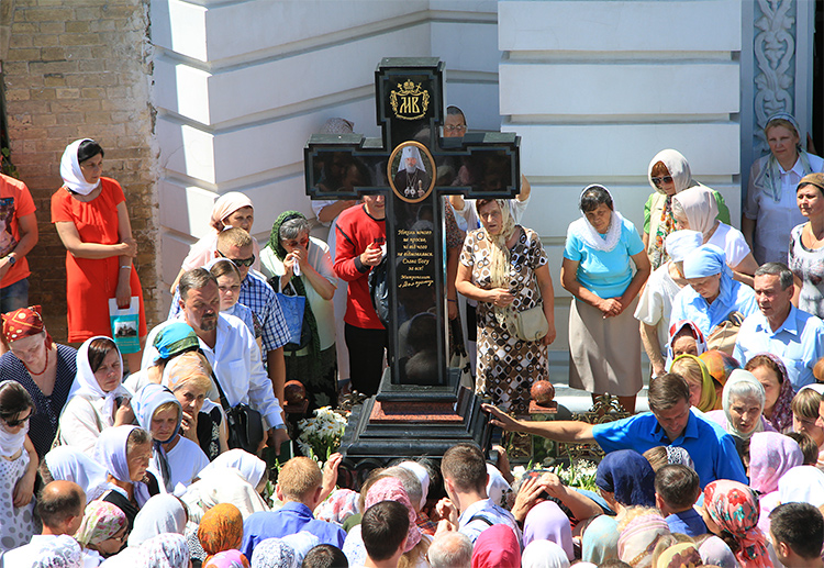 Освящен новый надгробный крест на могиле Блаженнейшего Митрополита Владимира