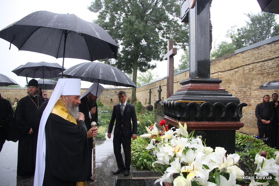 В день памяти небесного покровителя Блаженнейшего Митрополита Владимира на его могиле были отслужены заупокойные богослужения