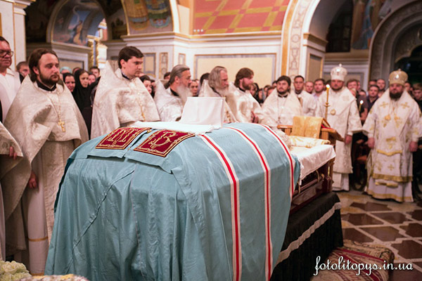 В полночь молились за новопреставленного Блаженнейшего Митрополита Владимира