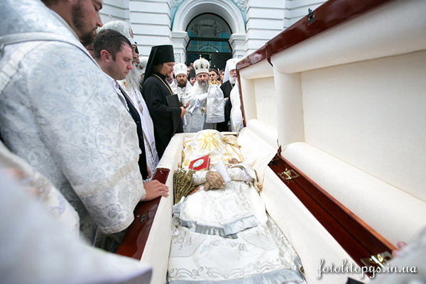 Блаженнейший Митрополит Владимир похоронен около колокольни храма Рождества Богородицы в Киево-Печерской Лавре 