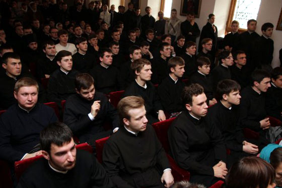 Лучшим студентам Киевских духовных школ  вручены первые Синодальные стипендии имени Блаженнейшего Митрополита Владимира 